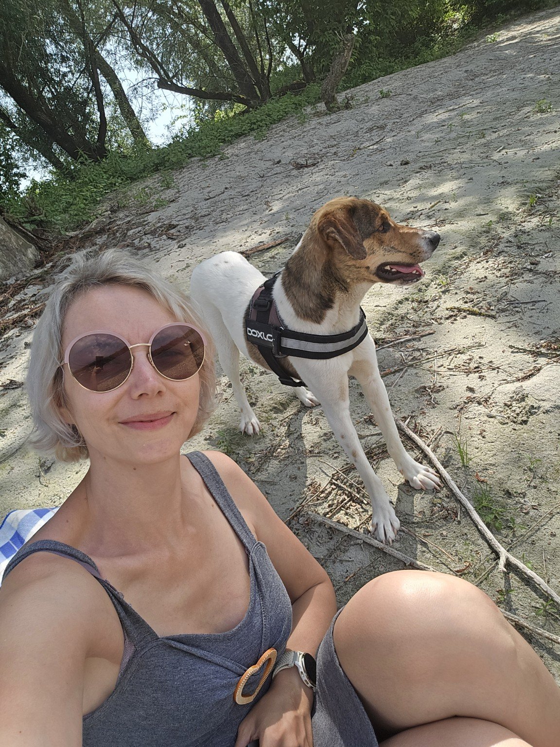 Kati mit ihrem Hund Wally, dem Namensgeber von Love by Wally